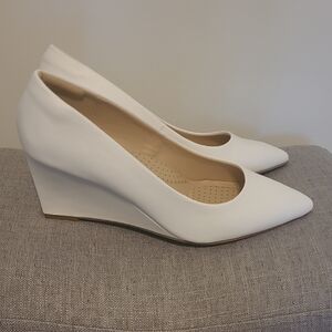 NWOT - Dream Pairs White Pointed Toe Wedge Heels